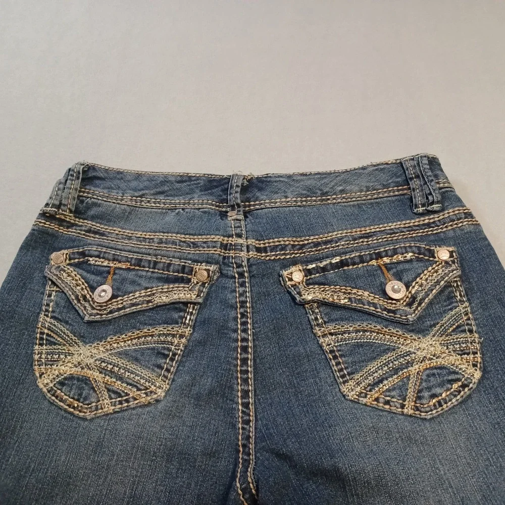 Cato Contemporary Women Size 8 Capri Jeans Medium Wash Embroidered Stretch Denim